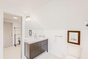 une salle de bain blanche avec un lavabo et des toilettes dans l'établissement Mill Cove Cottage, à Boothbay Harbor 19 autres photos