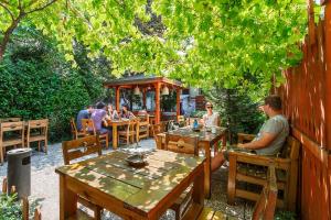 eine Gruppe von Personen, die in einem Restaurant an Tischen sitzen in der Unterkunft Hush Hostel Lounge in Istanbul