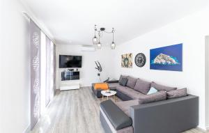 sala de estar con sofá y TV en Beautiful Home In Drnis With Outdoor Swimming Pool en Drniš
