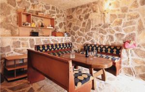 Galería fotográfica de Stunning Home In Lovinac With Wifi en Lovinac