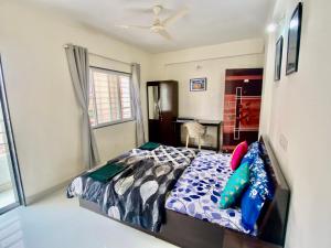 Un pat sau paturi într-o cameră la 1 BHK flat with Free Wi Fi Kitchen