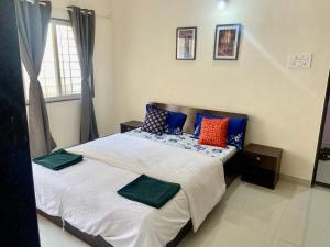 Una cama o camas en una habitación de 1 BHK flat with Free Wi Fi Kitchen