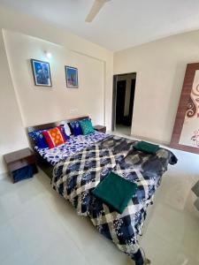 Uma cama ou camas num quarto em 1 BHK flat with Free Wi Fi Kitchen