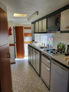 eine Küche mit einer Spüle und einer Arbeitsplatte in der Unterkunft Bałtyckie Zacisze - Domki holenderskie w Bobolinie, ul Darlowska 11a in Dąbki
