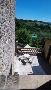 um pátio com uma mesa e cadeiras ao lado de um edifício em B&B and Wellness Il Pomario di Montepiglio Resort Naturista em Amelia