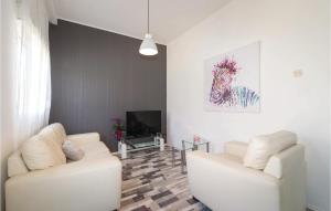 un salon avec deux canapés blancs et une télévision dans l'établissement Gorgeous Apartment In Zadar With Kitchen, à Zadar
