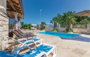 Bazén v ubytovaní Holiday Home Puzari Vi alebo v jeho blízkosti