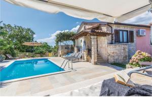 Bazén v ubytovaní Holiday Home Puzari Vi alebo v jeho blízkosti