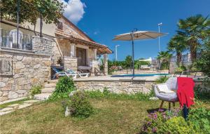 Vonkajšia záhrada v ubytovaní Holiday Home Puzari Vi