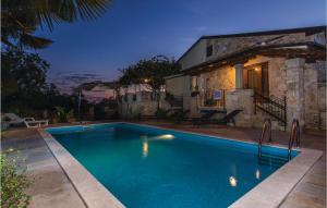 Bazén v ubytovaní Holiday Home Puzari Vi alebo v jeho blízkosti