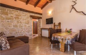 Televízia a/alebo spoločenská miestnosť v ubytovaní Holiday Home Puzari Vi