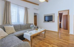 salon z kanapą i stołem w obiekcie 3 Bedroom Amazing Home In Sikici w mieście Škatari +18 zdjęć