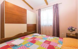 Łóżko lub łóżka w pokoju w obiekcie 3 Bedroom Amazing Home In Sikici