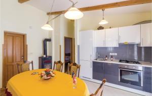 Kuchnia lub aneks kuchenny w obiekcie 3 Bedroom Amazing Home In Sikici