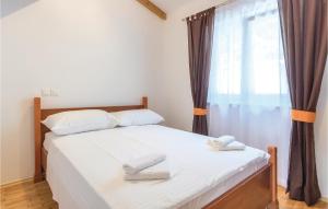 Łóżko lub łóżka w pokoju w obiekcie 3 Bedroom Amazing Home In Sikici