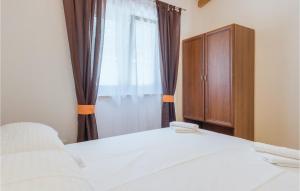 Łóżko lub łóżka w pokoju w obiekcie 3 Bedroom Amazing Home In Sikici