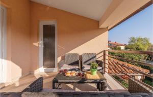 a patio with a table and chairs on a balcony at 4 Bedroom Cozy Home In Cere in Santalezi