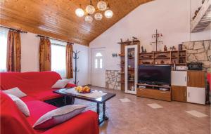 Televiisor ja/või meelelahutuskeskus majutusasutuses 2 Bedroom Stunning Home In Privlaka