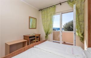 Posteľ alebo postele v izbe v ubytovaní Awesome Apartment In Supetarska Draga