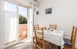 Fotografie z fotogalerie ubytování Awesome Apartment In Supetarska Draga v destinaci Supetarska Draga