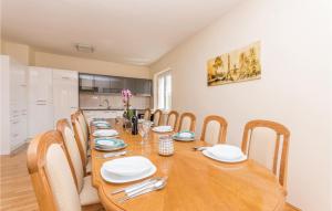 Kuchyň nebo kuchyňský kout v ubytování 5 Bedroom Cozy Home In Biograd Na Moru