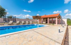 Bazén v ubytování 5 Bedroom Cozy Home In Biograd Na Moru nebo v jeho okolí