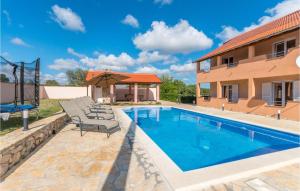 Bazén v ubytování 5 Bedroom Cozy Home In Biograd Na Moru nebo v jeho okolí + 37 fotografií