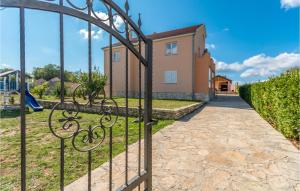 Zahrada ubytování 5 Bedroom Cozy Home In Biograd Na Moru
