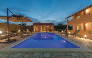 Bazén v ubytování 5 Bedroom Cozy Home In Biograd Na Moru nebo v jeho okolí