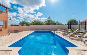 Bazén v ubytování 5 Bedroom Cozy Home In Biograd Na Moru nebo v jeho okolí