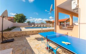 Bazén v ubytování 5 Bedroom Cozy Home In Biograd Na Moru nebo v jeho okolí