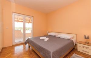 Postel nebo postele na pokoji v ubytování 5 Bedroom Cozy Home In Biograd Na Moru