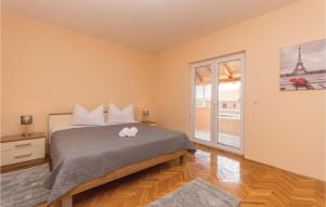 Postel nebo postele na pokoji v ubytování 5 Bedroom Cozy Home In Biograd Na Moru