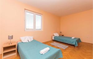 Postel nebo postele na pokoji v ubytování 5 Bedroom Cozy Home In Biograd Na Moru