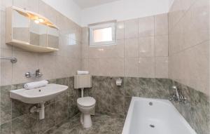 Koupelna v ubytování 5 Bedroom Cozy Home In Biograd Na Moru