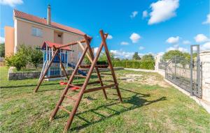 Herní místnost nebo prostor pro děti v ubytování 5 Bedroom Cozy Home In Biograd Na Moru