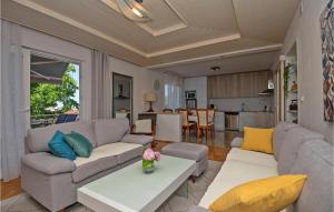 マカルスカにあるBeautiful Apartment In Makarska With 3 Bedrooms And Wifiのリビングルーム(ソファ、テーブル付)