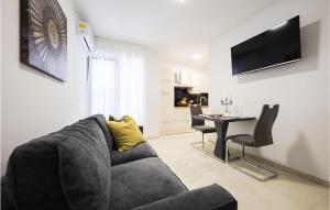 ein Wohnzimmer mit einem Sofa und einem Tisch in der Unterkunft Lovely Apartment In Zadar With Heated Swimming Pool in Zadar