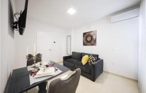 ein Wohnzimmer mit einem Tisch und einem Sofa in der Unterkunft Lovely Apartment In Zadar With Heated Swimming Pool in Zadar