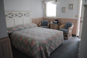 Säng eller sängar i ett rum på Windswept Motel