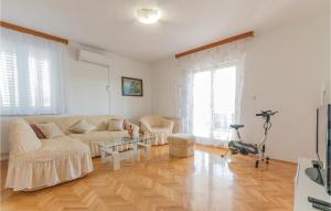 sala de estar con sofá y mesa en 3 Bedroom Gorgeous Home In Vinjani Gornji en Aračići