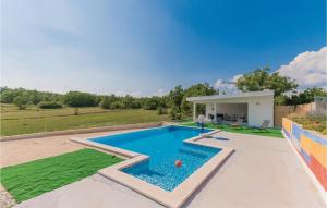 una piscina en el patio trasero de una villa en 3 Bedroom Gorgeous Home In Vinjani Gornji en Aračići