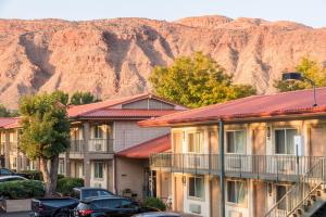 uma fila de casas em frente a uma montanha em Hotel Moab Downtown em Moab