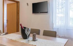 TV a/nebo společenská místnost v ubytování One-Bedroom Apartment In Fazana