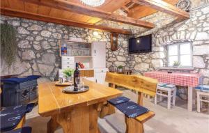 Restoran ili drugo mesto za obedovanje u objektu Stunning Home In Novi Vinodolski With Wifi