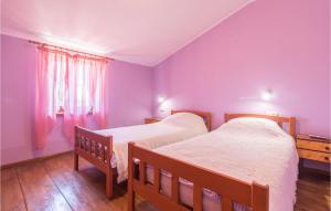 Postel nebo postele na pokoji v ubytování 4 Bedroom Awesome Home In Pula