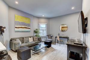 uma sala de estar com um sofá e uma mesa em Stanley Court Apartments by Simplissimmo em Montreal