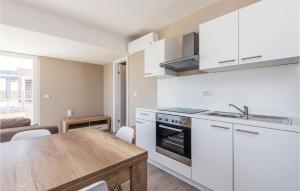 Cozy Apartment In Povljana With Kitchen 주방 또는 간이 주방