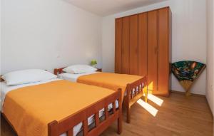 Postel nebo postele na pokoji v ubytování Holiday Home Povlja With Sea View I