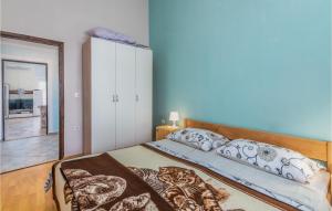 Postel nebo postele na pokoji v ubytování 2 Bedroom Amazing Apartment In Pinezici